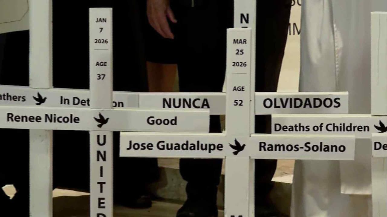 “Las cruces de los migrantes”: memorial recorre Chicago en honor a quienes perdieron la vida en detenciones migratorias