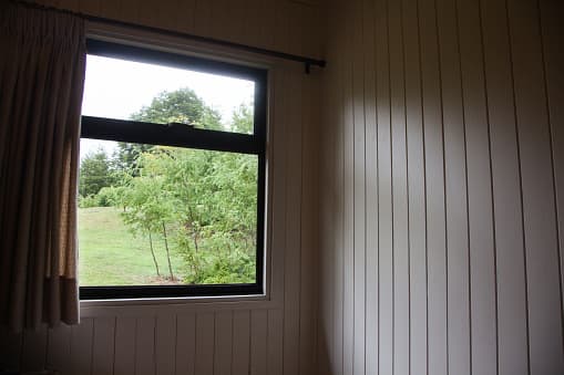 Aclimata tu hogar. La climatización del hogar ayuda a ahorrar dinero mediante el ahorro de energía. 
<br>
<br>La climatización del hogar consiste en sellar fugas de aire y agregar aislamiento.