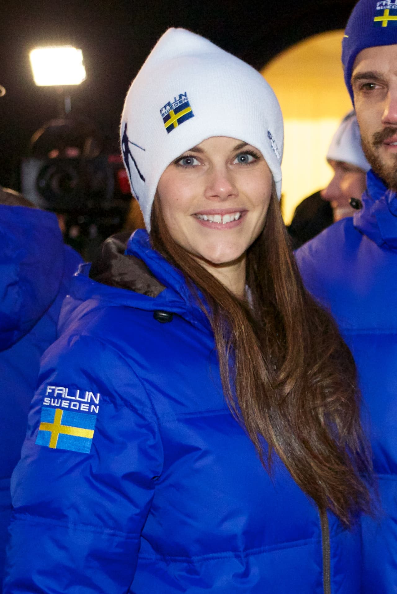 Otra de las uniones que causó furor fue la de Sofía Hellqvist y Carlos Felipe de Suecia, pues la ahora princesa de Suecia había sido modelo de ropa interior, participado en un 'reality show' en su país y posado en una revista para caballeros en topless con una serpiente, de acuerdo con 
<b><a href="http://www.dailymail.co.uk/femail/article-3121598/The-tattooed-topless-model-set-Swedish-princess-racy-past-Sofia-Hellqvist-marry-handsome-Prince-Carl-Philip-tomorrow.html" target="_blank">Daily Mail</a></b>.