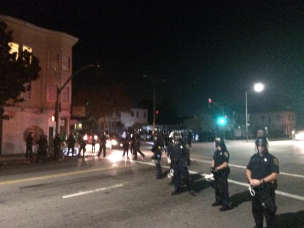 Manifestantes establecieron un bloqueo sobre la Autopista Interestatal 980 en Oakland la noche de este miércoles.