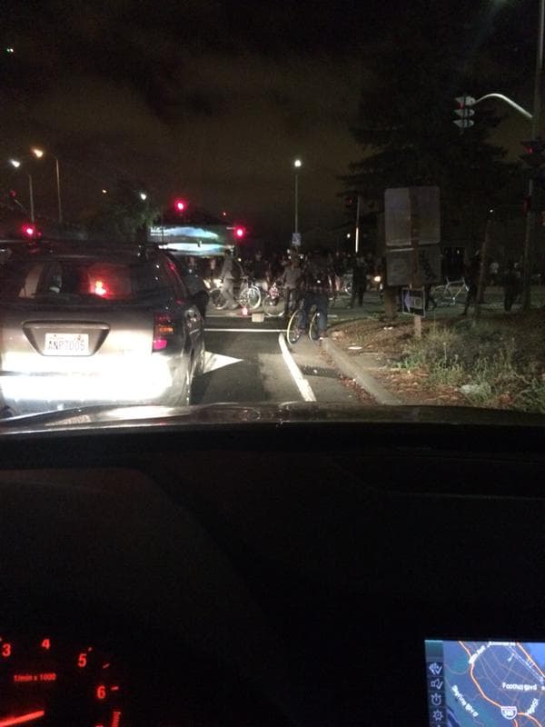 Usuarios de redes sociales compartieron fotos del bloqueo de la autopista 980 con el hashtag #JoeBart.