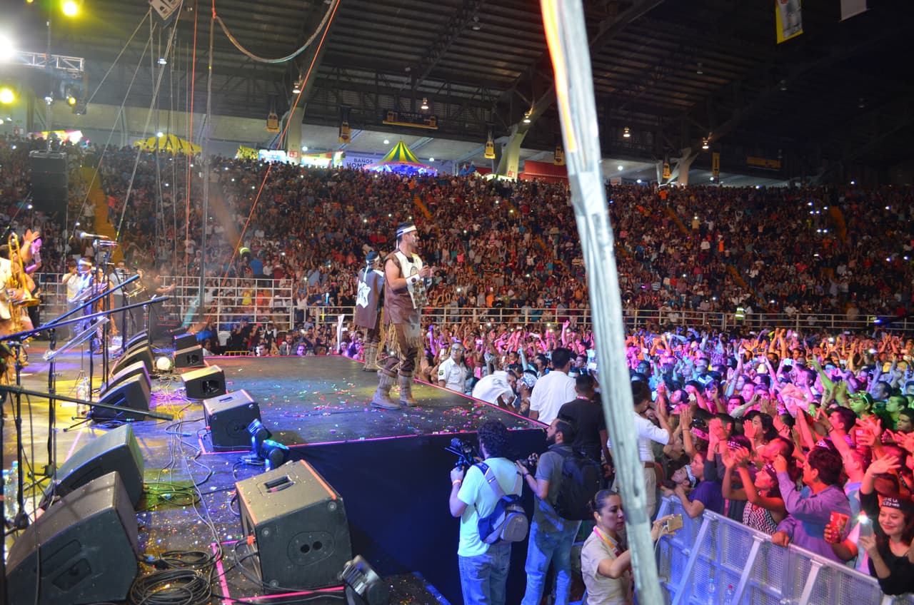 Este es un aspecto del lleno que se registró en el Auditorio Benito Juárez para presenciar el espectáculo de la banda originaria de Cuisillos, Jalisco.
