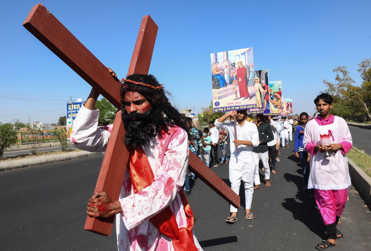 Una procesión cristiana de Viernes Santo en Amritsar, India. La religión católica es la rama de los cristianos con más fieles, unos 1,225 millones en todo el mundo.