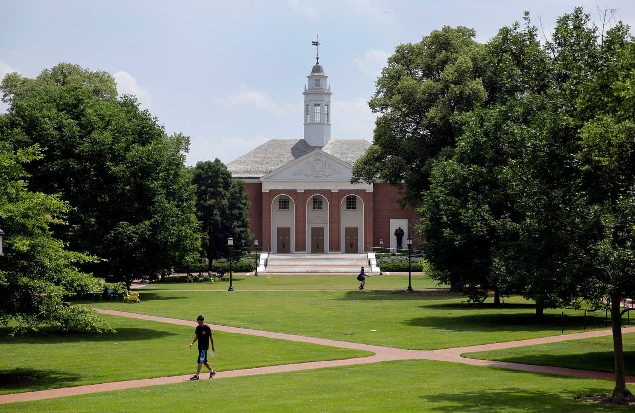 <b>10. <a href="https://www.usnews.com/best-colleges/jhu-2077">Johns Hopkins University</a></b>
<br>
<br>
<b>Ubicación: </b>Baltimore, Maryland
<br>
<b>Costo matrícula:</b> 53,740 dólares
<br>
<b>Costo hospedaje: </b>15,836 dólares
<br>
<b>Fecha límite de aplicación: </b>2 de enero
<br>
<b>Selectividad:</b> Muy selectiva - 12%
<br>
<b>La media de salario un año después de la graduación: </b>63,400 dólares