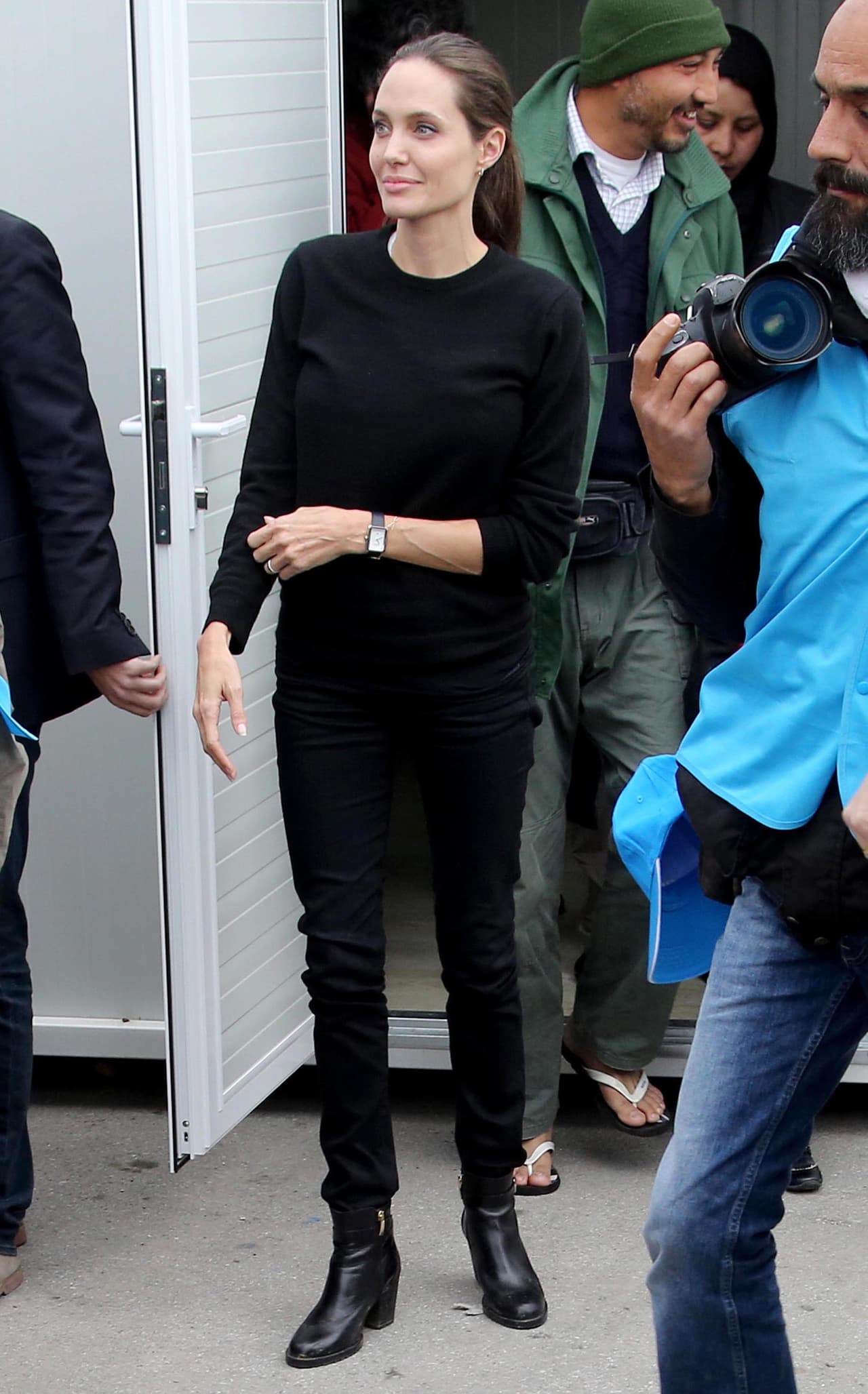 Angelina Jolie visitó un campamento de refugiados sirios en el puerto griedo de Pireo.