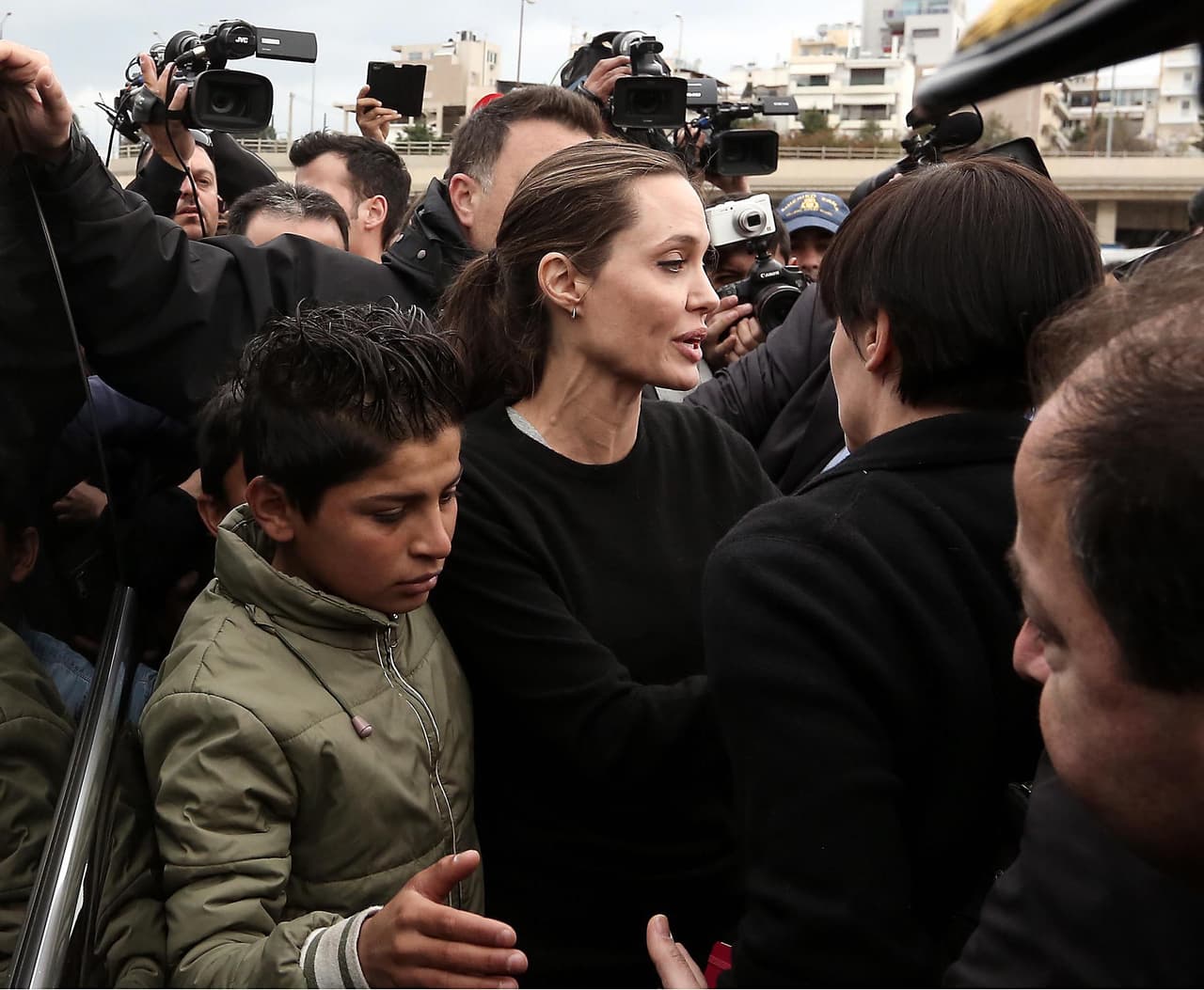 Todos querían tomar fotos y saludarla.