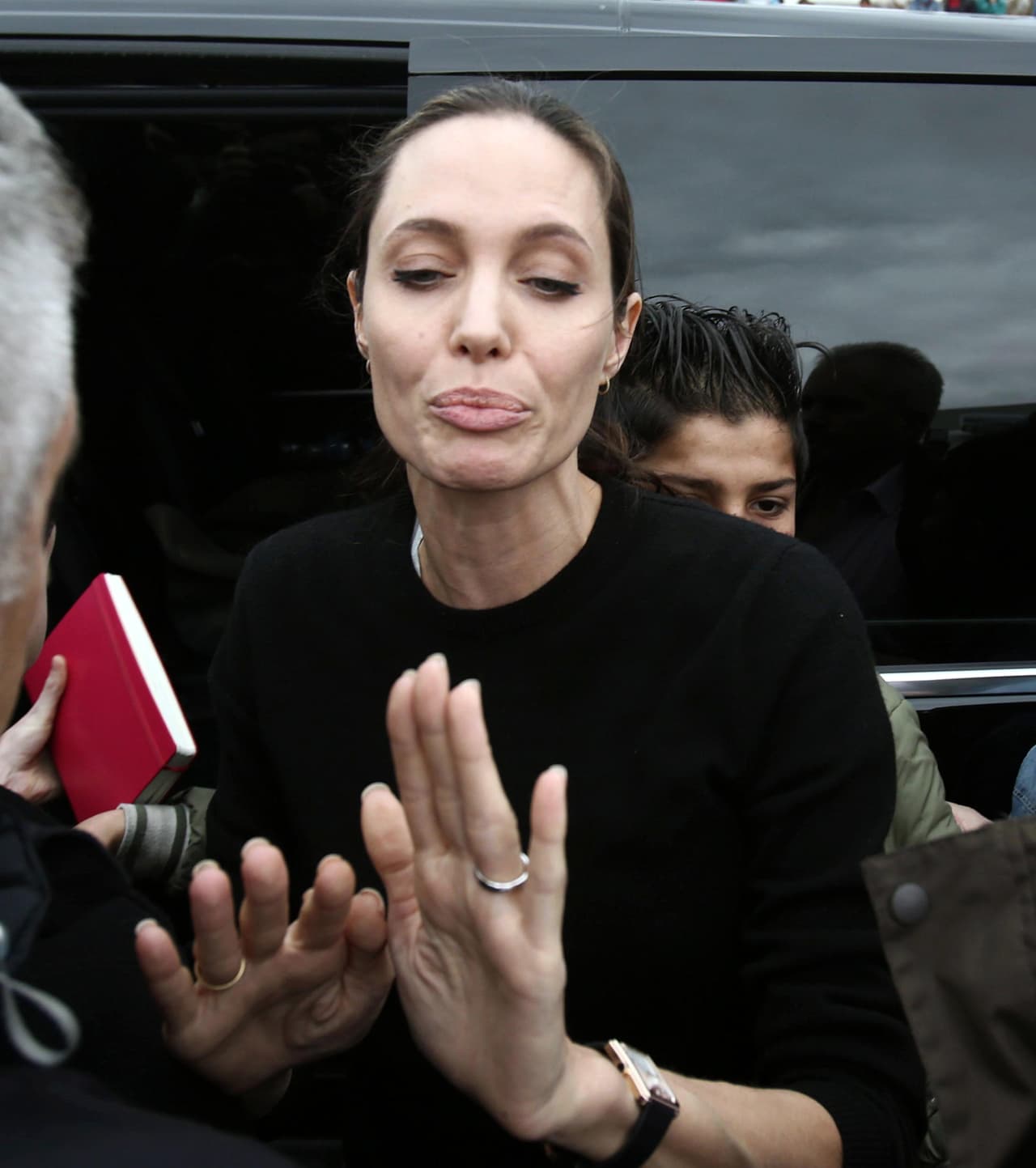 Pidió a los fotógrafos que retrocedieran.