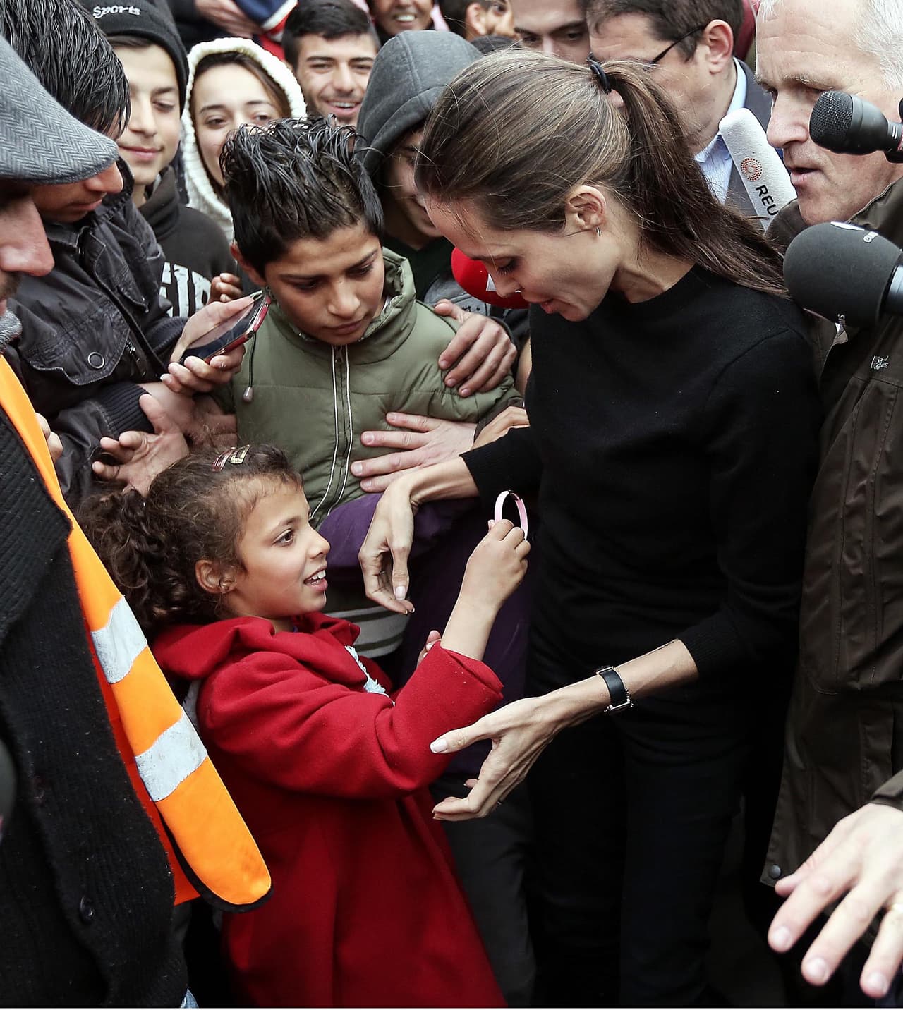 Una niña hizo un regalo a Angelina.