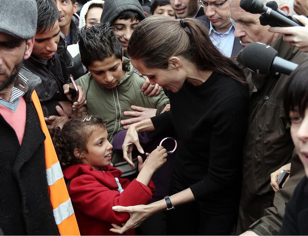 Aunque un cerco de seguridad resguardaba a la actriz, los refugiados y miembros de la prensa lo saltaron para poder acercarse a ella.