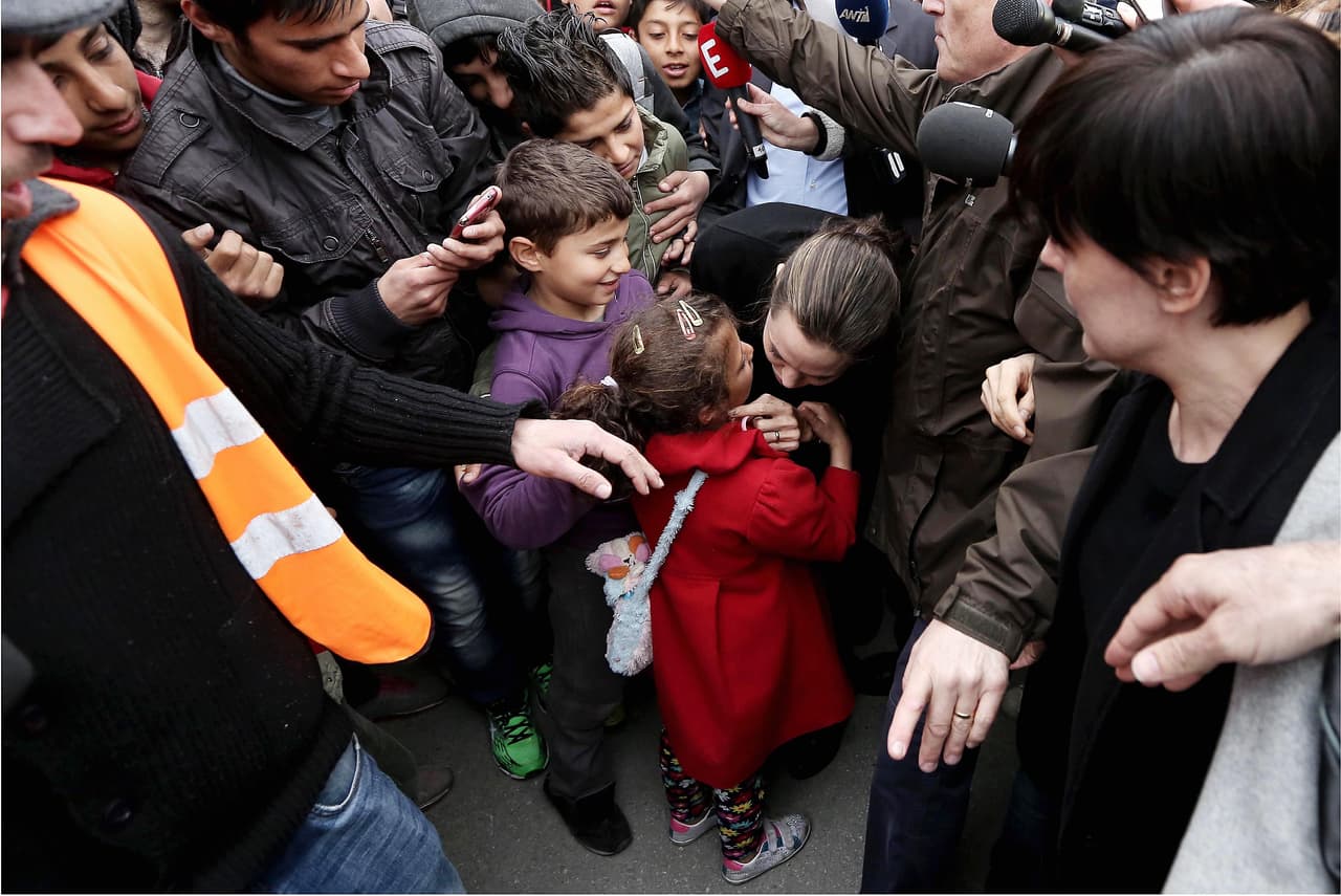 Hasta le dio un besito en muestra de gratitud.