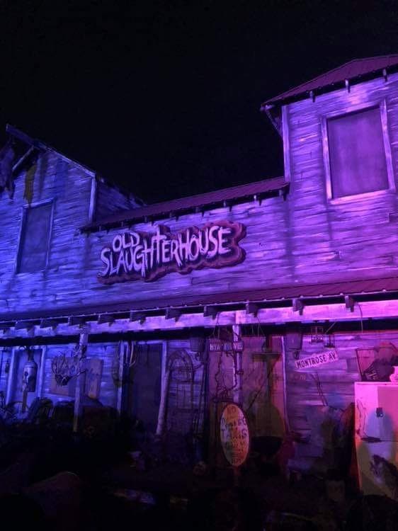 <b>Haunted Montrose</b>
<br>
<b>Sitio web</b>: 
<a href="https://hauntedmontrose.com/">https://hauntedmontrose.com/</a> 
<br>
<b><a href="https://maps.app.goo.gl/nBPyDJCNc9vQZ6Bs5">Cómo llegar</a> </b>
<br>
<br>Por una carretera oscura y desierta en la pequeña ciudad de Montrose, Georgia, a unos 40 minutos al este de Macon, se encuentra Haunted Montrose. Aventúrate si te atreves a esta atracción que abarca una casa antigua, un cementerio y un campo de maíz, y ha sido votada como una de las mejores de Estados Unidos.