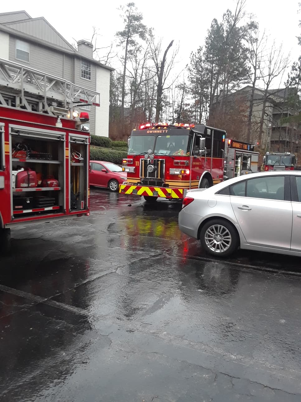 Los bomberos tuvieron que forzar la entrada en varios apartamentos para poder apagar las llamas en el corredor central del edificio.