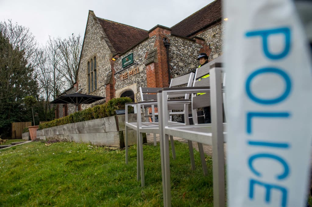 Rastros del agente neurotóxico utilizado en el supuesto intento de asesinato de un ex doble agente ruso fueron encontrados este domingo en un bar y restaurante en Salisbury, al suroeste de Inglaterra, donde el hombre habría sido contaminado.
<br>