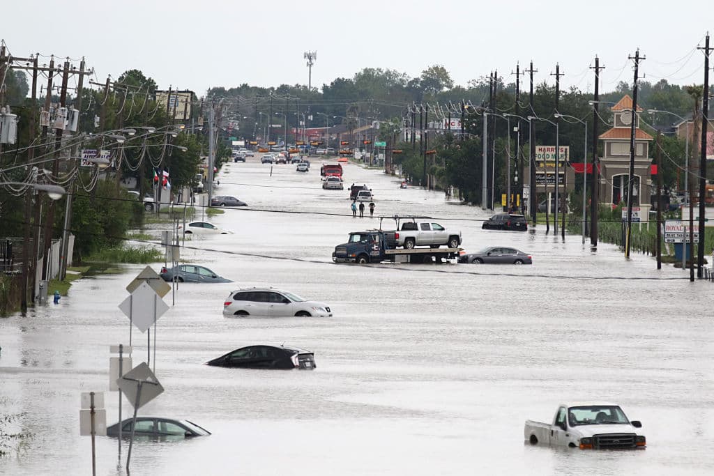 <b>Gestión de los fondos federales para inundaciones: </b>Ha habido críticas hacia el alcalde Turner en relación a la gestión de los fondos federales destinados a la mitigación de inundaciones tras el huracán Harvey. Algunos consideran que ha habido demoras y falta de transparencia en el proceso de asignación de estos recursos.