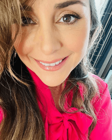 El 6 de agosto de 2022, por ejemplo, la intérprete posteó una hermosa fotografía en la que aparece con una gran sonrisa.