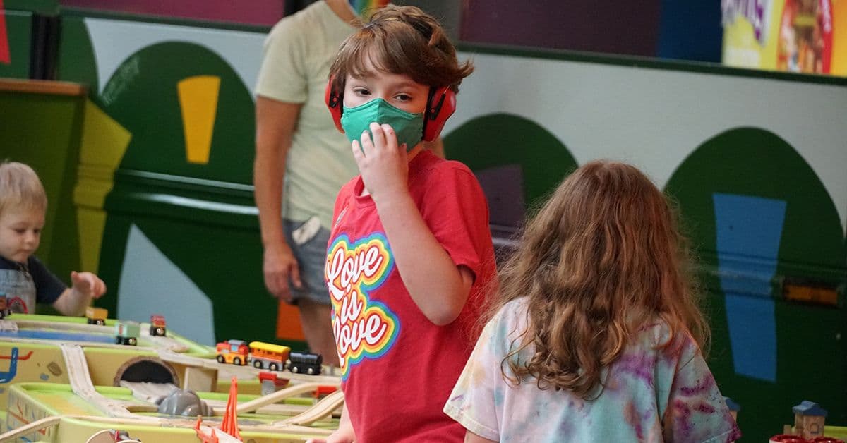 <b>Marbles Kids Museum</b>. Marbles Kids Museum es un destino interactivo y práctico que inspira a los niños a ser pensadores creativos, aprendices activos e individuos seguros en el mundo actual, según sus promotores. Con cinco galerías y actividades al aire libre, no hay escasez de actividades para niños desde el nacimiento hasta los 12 años y sus familias. 
<br>
<a href="https://www.marbleskidsmuseum.org/">https://www.marbleskidsmuseum.org/</a>