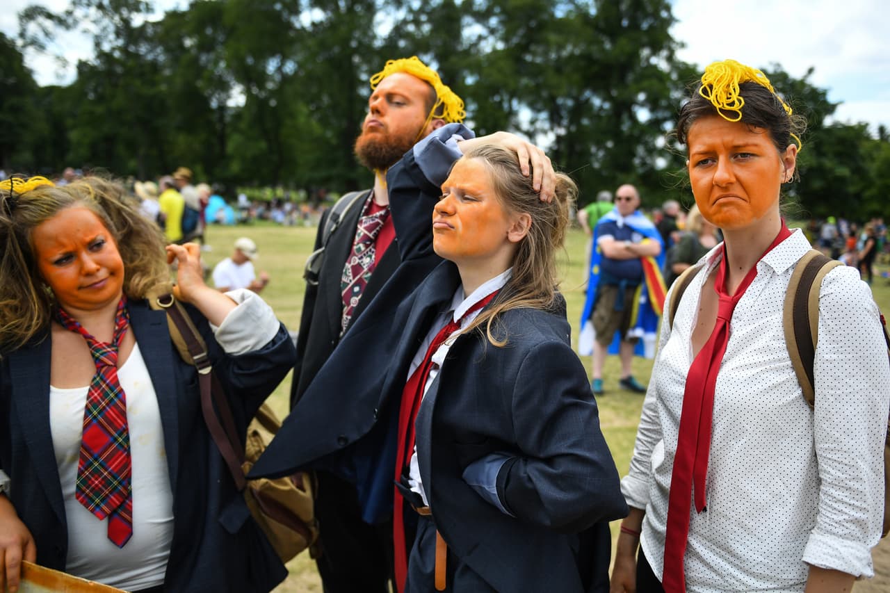 Estos jóvenes replicaron con sus atuendos los rasgos característicos del presidente Trump con su pelo platinado, su particular tono bronceado, su corbata roja y su saco sastre más grande de la talla que corresponde.