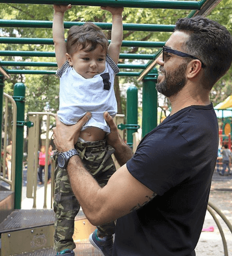 En sus respectivas redes sociales, ambos actores dejan en evidencia el amor que le tienen a su primogénito, quien además tiene su propia cuenta en Instagram con más de 300,000 seguidores.