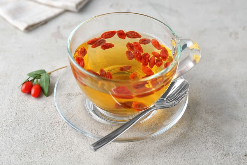 Asimismo, posee vitamina A, la cual estimula las funciones del sistema inmunitario y ayuda a mejorar el funcionamiento del sistema respiratorio y cardiovascular. Es considerada como un gran remedio natural para bajar de peso de manera saludable.