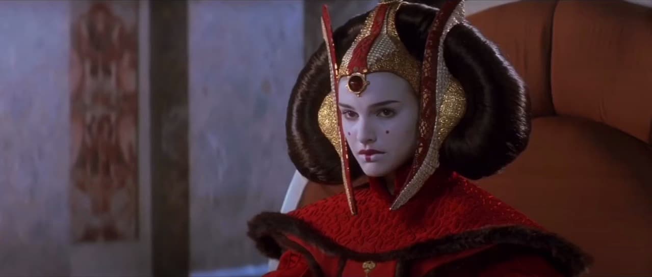 El papel de la princesa Padme Amidala en ‘Star Wars’ fue una de sus transformaciones más llamativas en pantalla por los requerimientos del personaje.