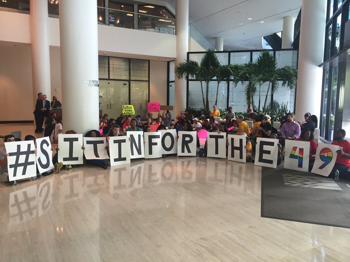 Protestan sentándose 49 horas frente a oficinas de Marco Rubio por masacre de Orlando