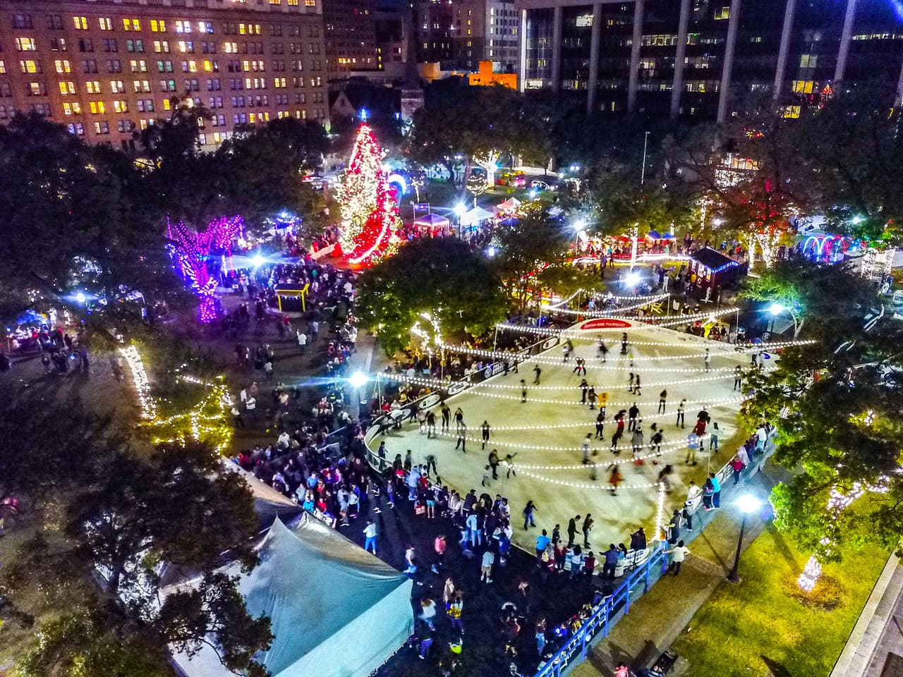<h3 class="cms-H3-H3"><b>HEB Christmas Tree en Travis Park</b></h3>
<br>
<br>
<b>Dónde:</b> Travis Park, 301 E. Travis Street
<br>
<b>Cuándo:</b> Durante diciembre
<br>Más de 10 mil luces adornan el árbol navideño de 40 pies que podrás admirar todos los días. Además hay una pista de patinaje para toda la familia. Ven a disfrutar de actividades navideñas, regalos, cartas a Santa Claus, proyección de películas navideñas y música en vivo.