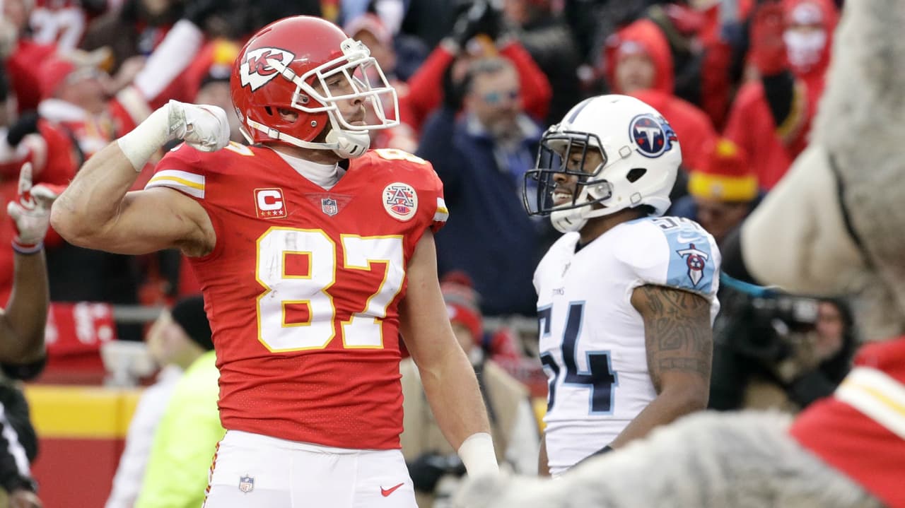 Travis Kelce sale conmocionado y se perderá la Ronda Divisional