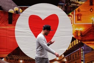 Un hombre usa el celular en Nueva York