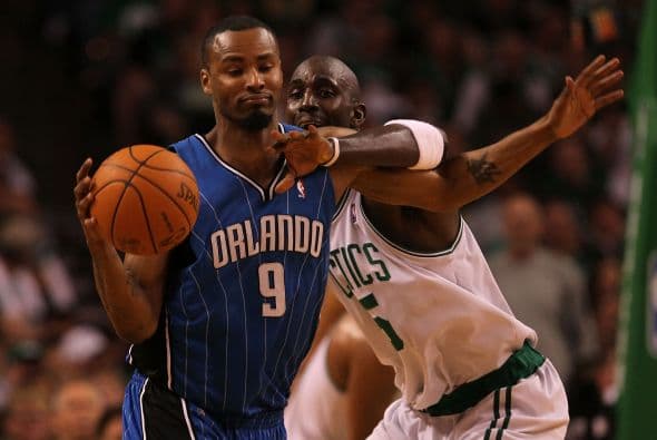 42. RASHARD LEWIS- La carrera de este basquetbolista ha tenido un pequeño declive; sin embargo, eso no ha sido suficiente para que su salario se vaya en una estrepitosa picada. De 2010 a 2011 el jugador de 31 años tuvo una paga de $20.1 millones.