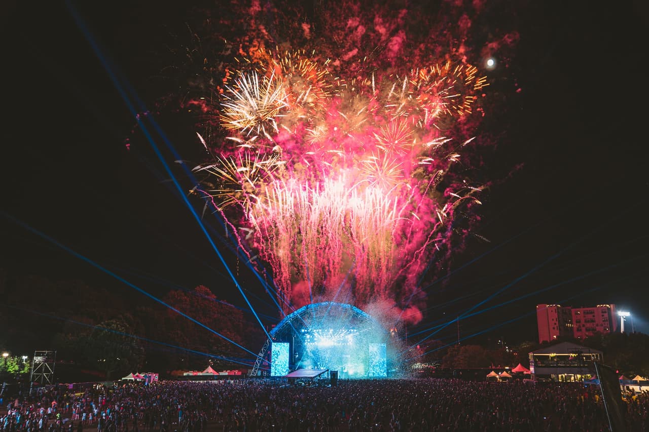 <b>Evento</b>: Music Midtown
<br>
<b>Fechas</b>: 15 al 17 de septiembre
<br>
<b>Lugar</b>: Piedmont Park. 1071 Piedmont Ave. Atlanta, GA. 30309
<br>
<b>Sitio web</b>: 
<a href="https://www.musicmidtown.com/">https://www.musicmidtown.com/</a> 
<br>
<br>Gran festival anual de música en Piedmont Park con artistas que trabajan en una variedad de géneros musicales. Este año, el repertorio incluye a Pink, Billie Eilish, Guns N’ Roses, Incubis, Thirty Seconds to Marcs, Pitbull y más.