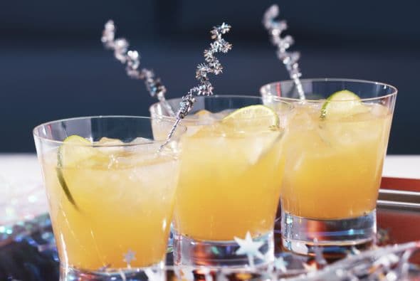 Y agrega 1 cucharadita de albahaca fresca picada. Refrigera varias horas. Cuela la fruta y sirve con hielo.