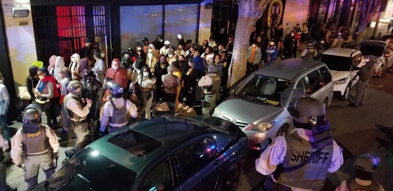 A pesar de las advertencias, este viernes el departamento del Alguacil dio a conocer que 
<b>137 personas más fueron arrestadas por participar en fiestas clandestinas. </b>