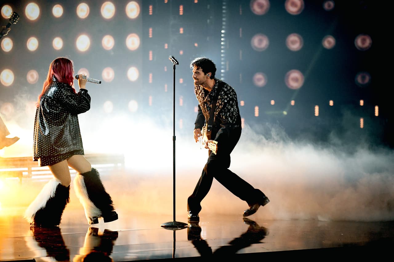 Joe Jonas y Ela Taubert llenaron de energía el escenario con su presentación del tema "¿Cómo Pasó?".
<br>