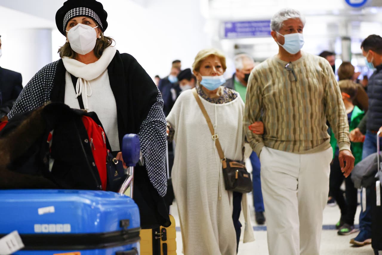 Viajeros se trasladan en el aeropuerto internacional de Los Ángeles este 21 de diciembre de 2021.