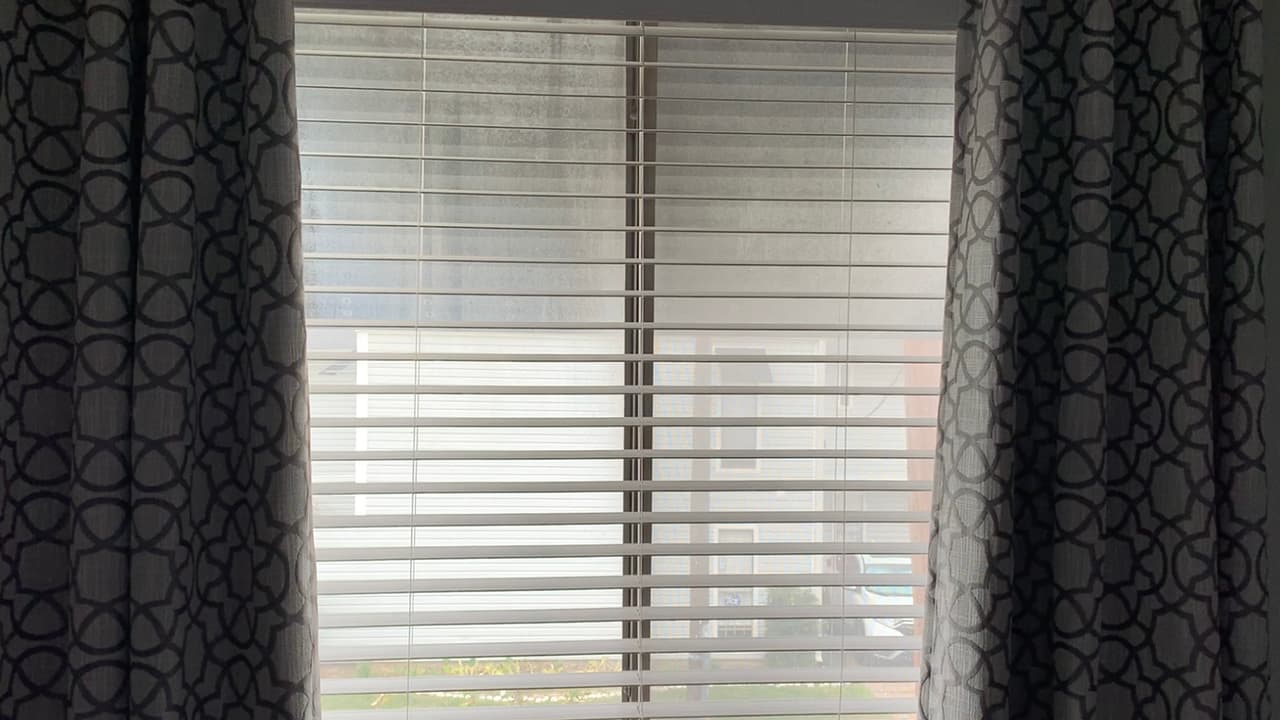 Estás en tu derecho de no abrir la puerta de tu casa y hacer todas las preguntas que quieres para asegurarte de que sea un verdadero policía.