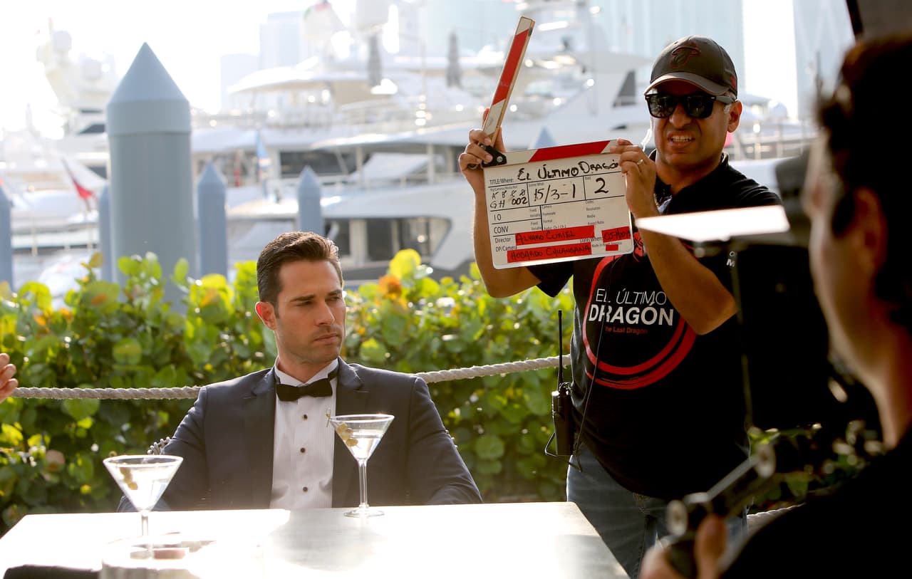 "Soy un padre que quiere que mi hijo tenga buenos ejemplos. Como actor creo que tenemos, algunos, un poco de conciencia y ganas de dejar un 
<b><a href="https://www.univision.com/famosos/sebastian-rulli-se-defiende-de-las-burlas-y-da-su-version-sobre-su-comentario-previo-al-partido-de-futbol-fotos" target="_blank">mensaje positivo en la sociedad</a></b>", añadió el papá de Santiago, de 1`0 años.