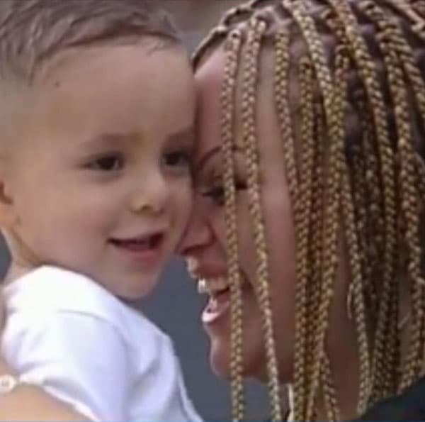 Johnny era muy parecido a su padre cuando estaba bebé.