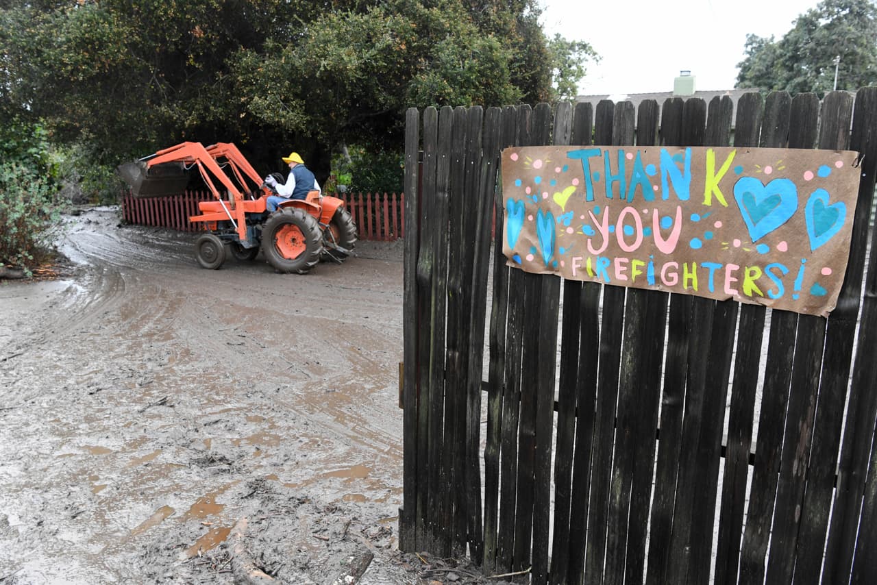 Un pequeño letrero con un mensaje de agradecimiento a los bomberos permanece en el portón de esta casa en Carpinteria.