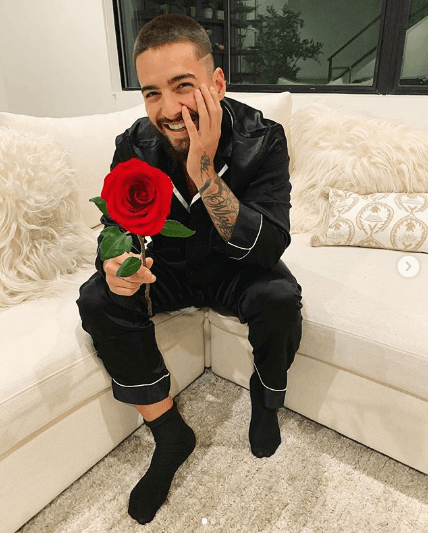 Con esta canción Maluma busca retractarse antes las críticas que señalan sus temas son machistas y se refieren a las mujeres como objetos.
<br>