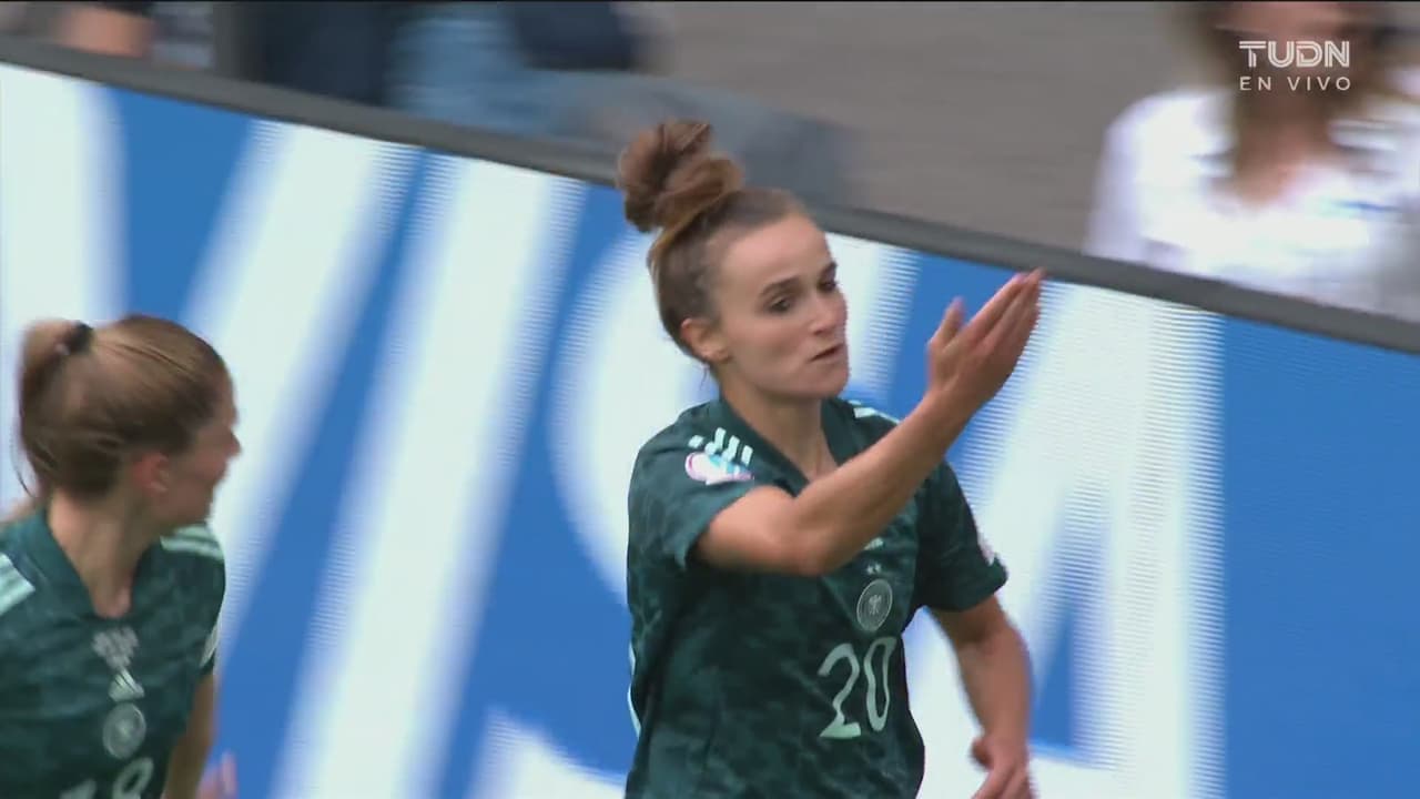 ¡Definición de alta calidad! Zurdazo letal de Lina Magull para el 1-1