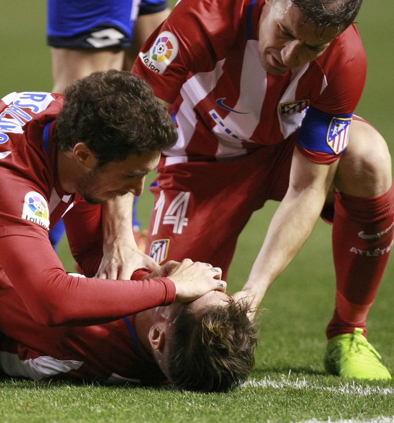 Tras la caída, Vrsaljko le tapó la nariz mientras Gabi le metía la mano a la boca intendo que Torres no se tragara la lengua.
<br>