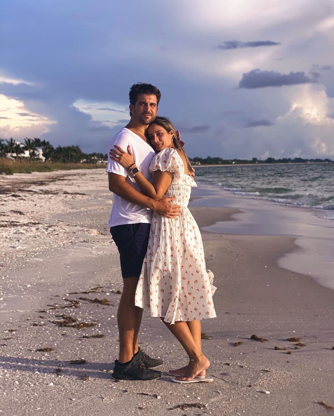 Aleyda Ortiz posó muy enamorada a la orilla del mar junto a su esposo Ricardo Casanova. La puertorriqueña luce plena y feliz recargada en el pecho de su gran amor.
