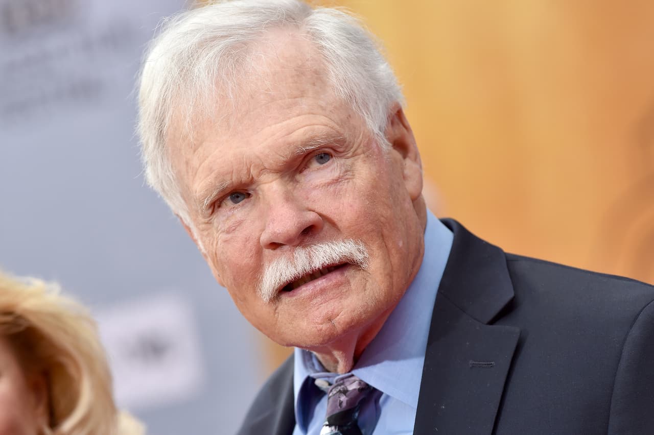 <b>Ted Turner, CNN.</b>
<br>
<br>El fundador y exdirector ejecutivo de CNN, el primer canal de 24 horas de noticias. Esta televisora cambió la forma en que los estadounidenses se informan a través de la televisión, pasando de los noticieros matutinos y vespertinos de los canales regulares a la información de última hora en todo momento de los canales especializados en noticias.
<br>