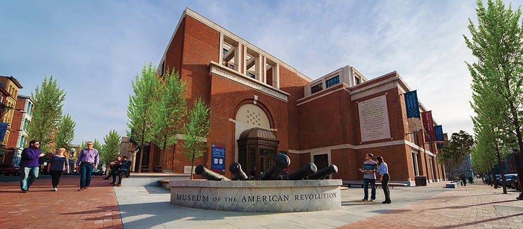 <b><a href="https://goo.gl/maps/qKBVQcEC5bUrcmGR9">Museum of the American Revolution (Philadelphia)</a></b>. El museo explora la dramática y sorprendente historia de la Revolución Estadounidense a través de su incomparable colección de armas, artículos personales, documentos y obras de arte de la era revolucionaria.
<br>
<br>
<b><a href="https://www.amrevmuseum.org/">Cómo llegar</a></b>