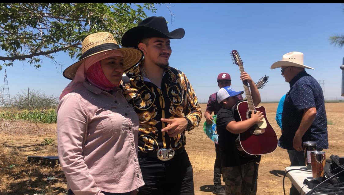 Joven campesino y dreamer le canta a los campos