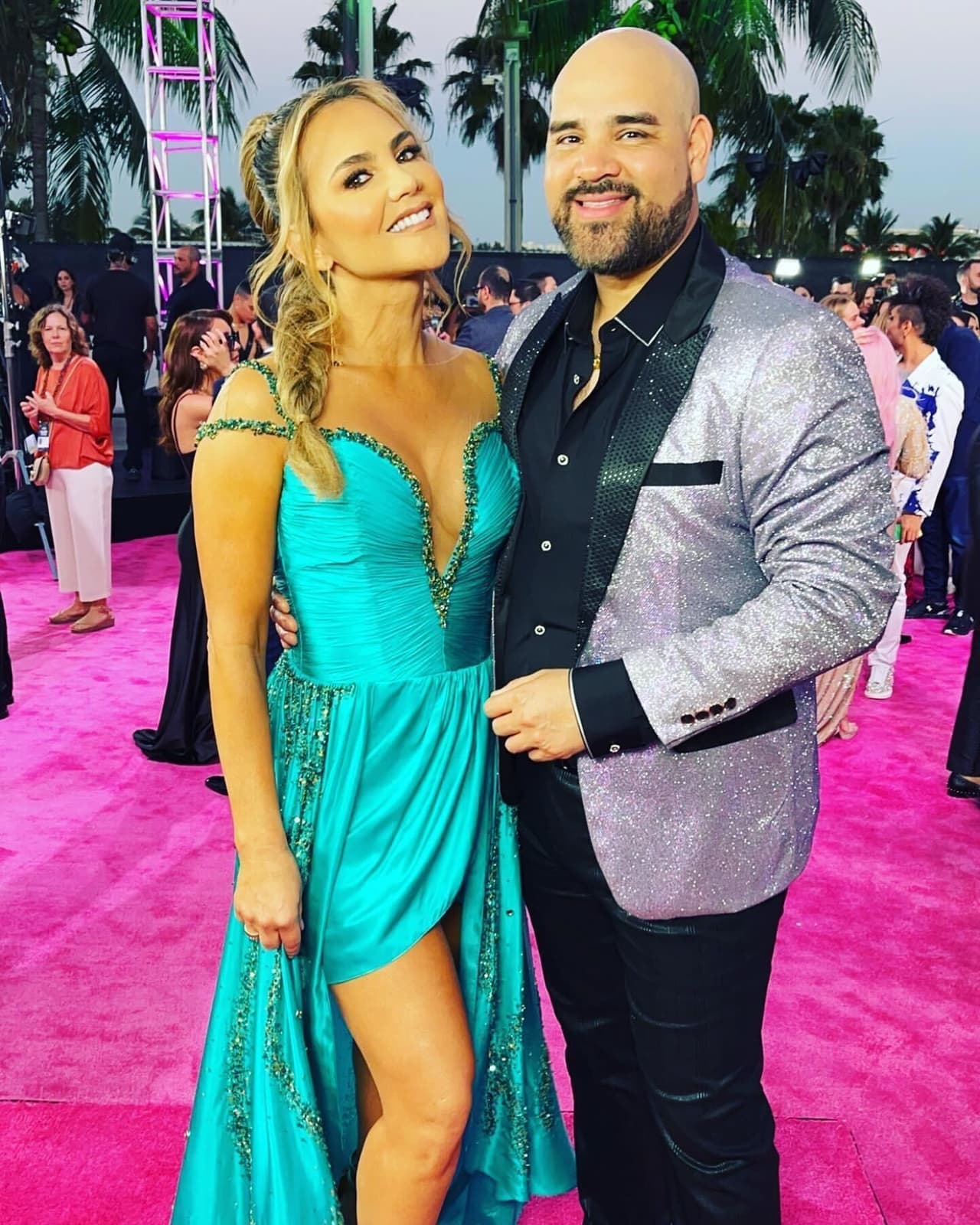 <b>El Pelón</b> se topó con la hermosa 
<b><a href="https://www.univision.com/temas/ximena-cordoba">Ximena Córdoba</a></b> en la alfombra magenta de 
<b>Premio Lo Nuestro</b> y, como buen 'groupie', le pidió la foto del recuerdo.