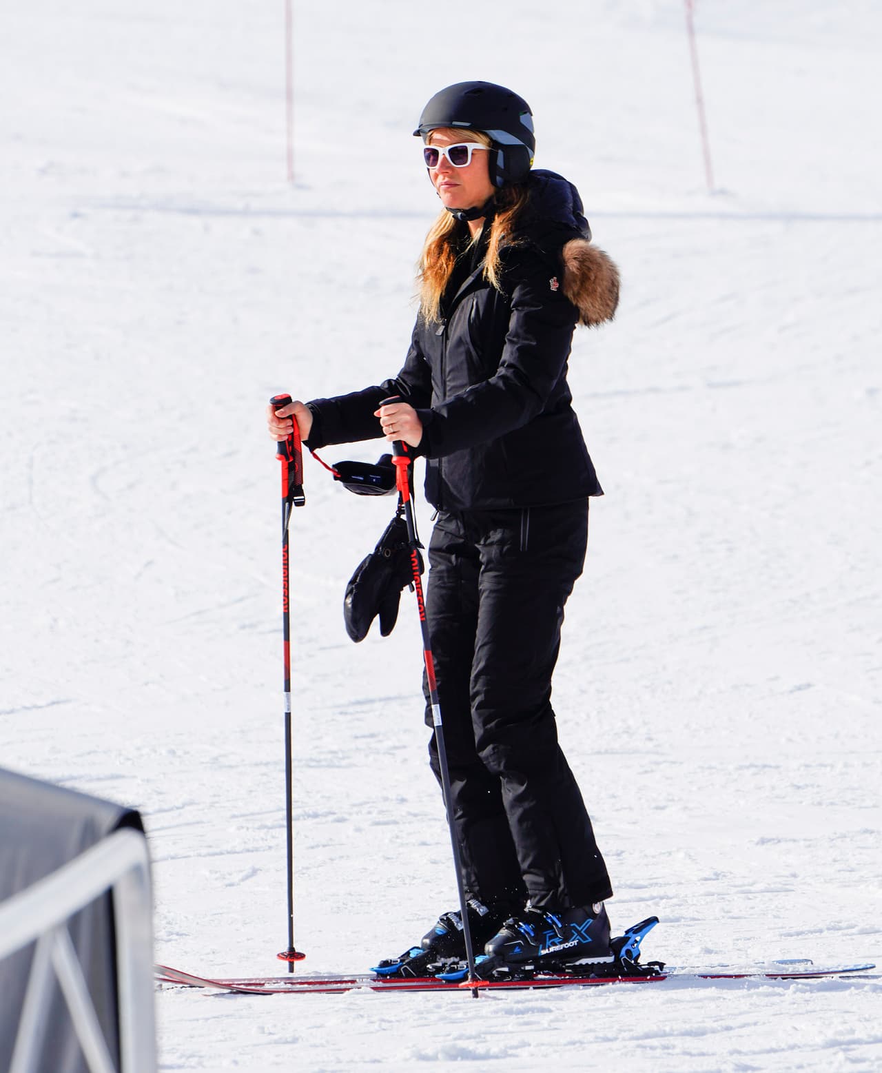 Tras ascender a la montaña en un telesilla, la actriz y empresaria de 47 años se divirtió esquiando. Siempre protegida con su casco, lentes de sol y guantes, y bien tomada de sus bastones.
