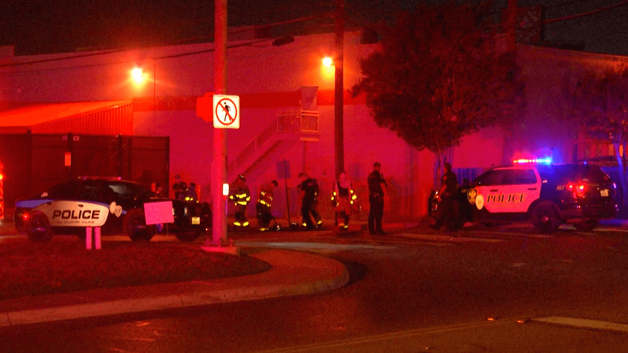 Persecución termina con un vehículo estrellado contra una línea de gas