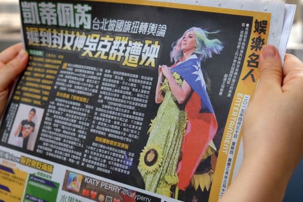 Y aunque Katy ha usado este vestuario en otras ocasiones, esta vez el escándalo se hizo mayor por el contexto en el que lo presentó.