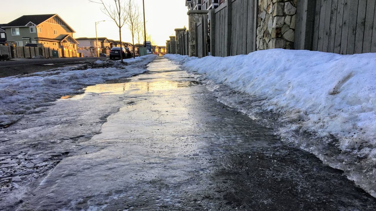 Un poderoso frente frío ártico y una tormenta invernal pasaron por el área de Houston durante esta semana y dejaron 
<b><a href="https://www.univision.com/local/houston-kxln/autoridades-peligros-carreteras-houston-tormenta-invernal" target="_blank">l</a><a href="https://www.univision.com/local/houston-kxln/autoridades-peligros-carreteras-houston-tormenta-invernal" target="_blank">as temperaturas por debajo del punto de congelación, hielo negro en las carreteras y nieve en cada rincón de la ciudad</a></b>.